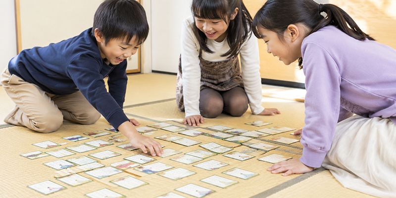 百人一首の札を使った坊主めくり遊び